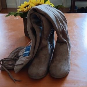 WOMENS BOOTS/SIZE 7